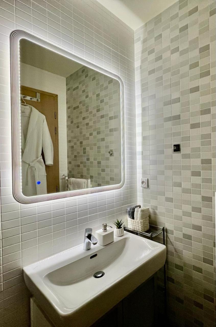 Luxury Apartment In Prague And Free Parking Luaran gambar